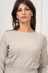 modella indossando Maglia Mirelle boxy in misto viscosa colore Beige-Melange Unica