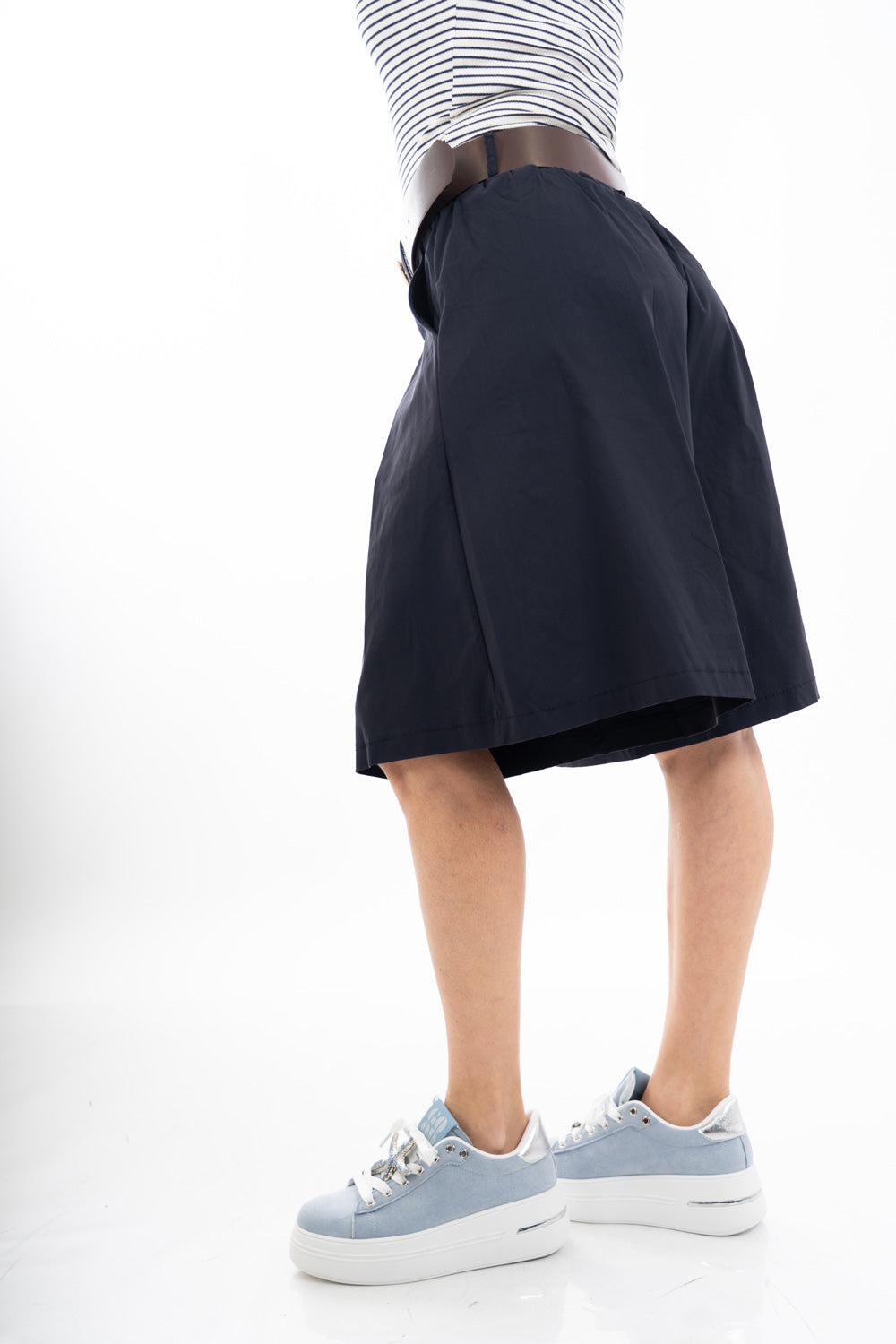 modella indossando Bermuda ampio con pinces in tela morbida elasticizzata e cintura colore