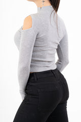 modella indossando Maglia collo vulcano con spalle scoperte in filato misto viscosa colore