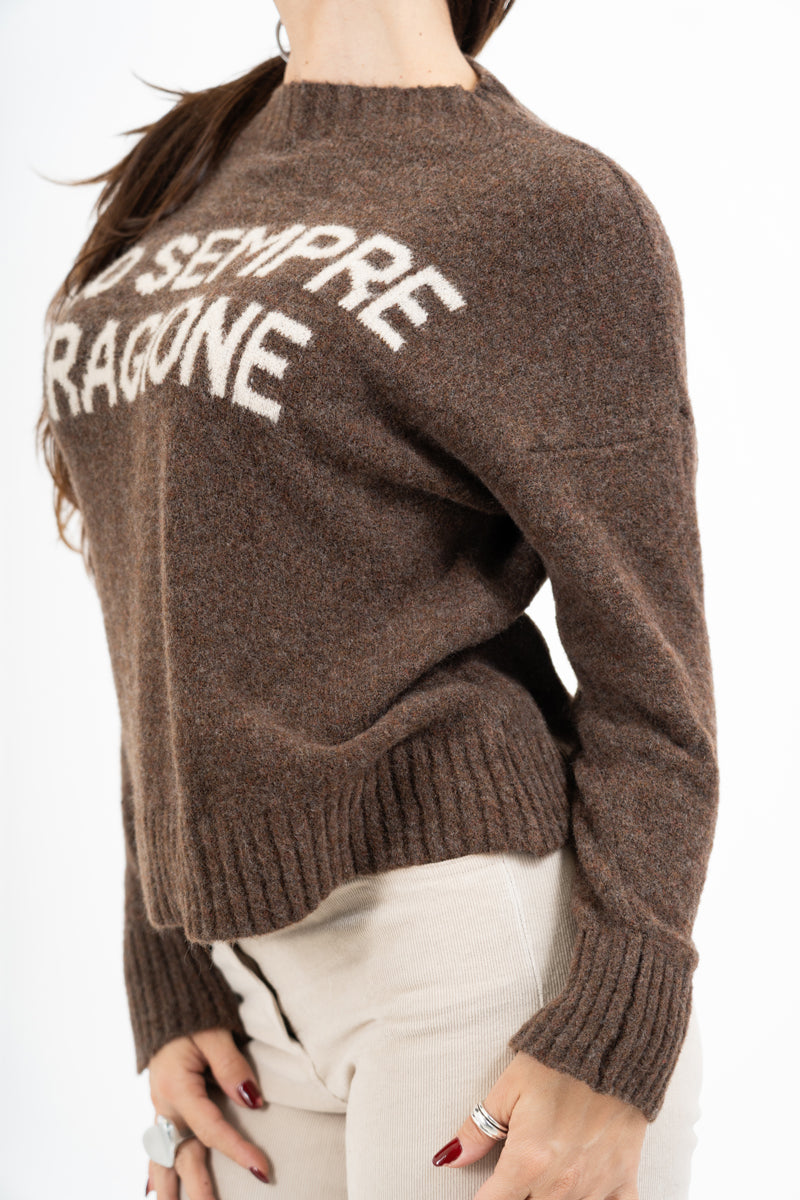 modella indossando Maglione girocollo con scritta “Ho sempre ragione” in misto lana Made in Italy colore