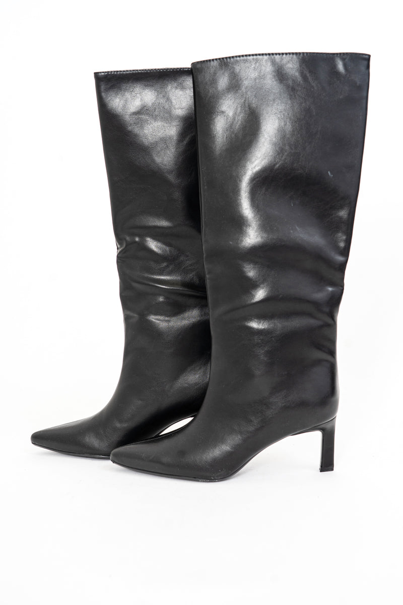 modella indossando Stivali alti in ecopelle nera con tacco 6cm e punta affusolata colore