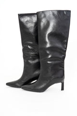 modella indossando Stivali alti in ecopelle nera con tacco 6cm e punta affusolata colore