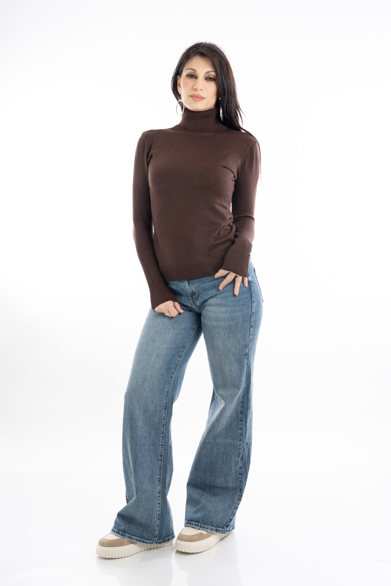 modella indossando Maglia Dream Basic Dolcevita in Viscosa colore