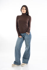 modella indossando Maglia Dream Basic Dolcevita in Viscosa colore