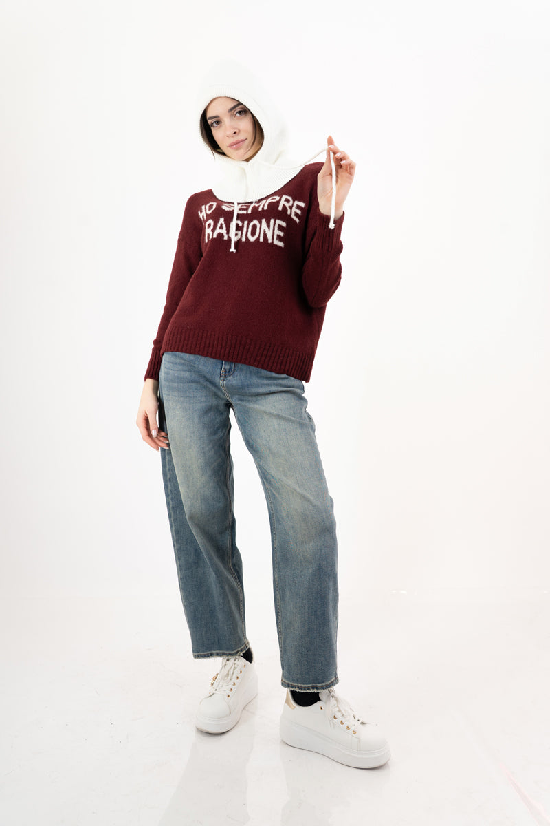 modella indossando Maglione girocollo con scritta “Ho sempre ragione” in misto lana Made in Italy colore