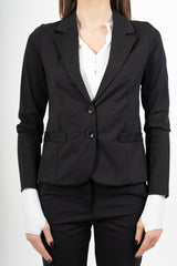 modella indossando Giacca nera elasticizzata due bottoni in misto cotone colore Nero