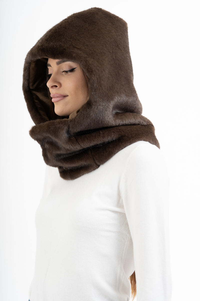 modella indossando Cappuccio scaldacollo in pelliccia sintetica ultra soft colore