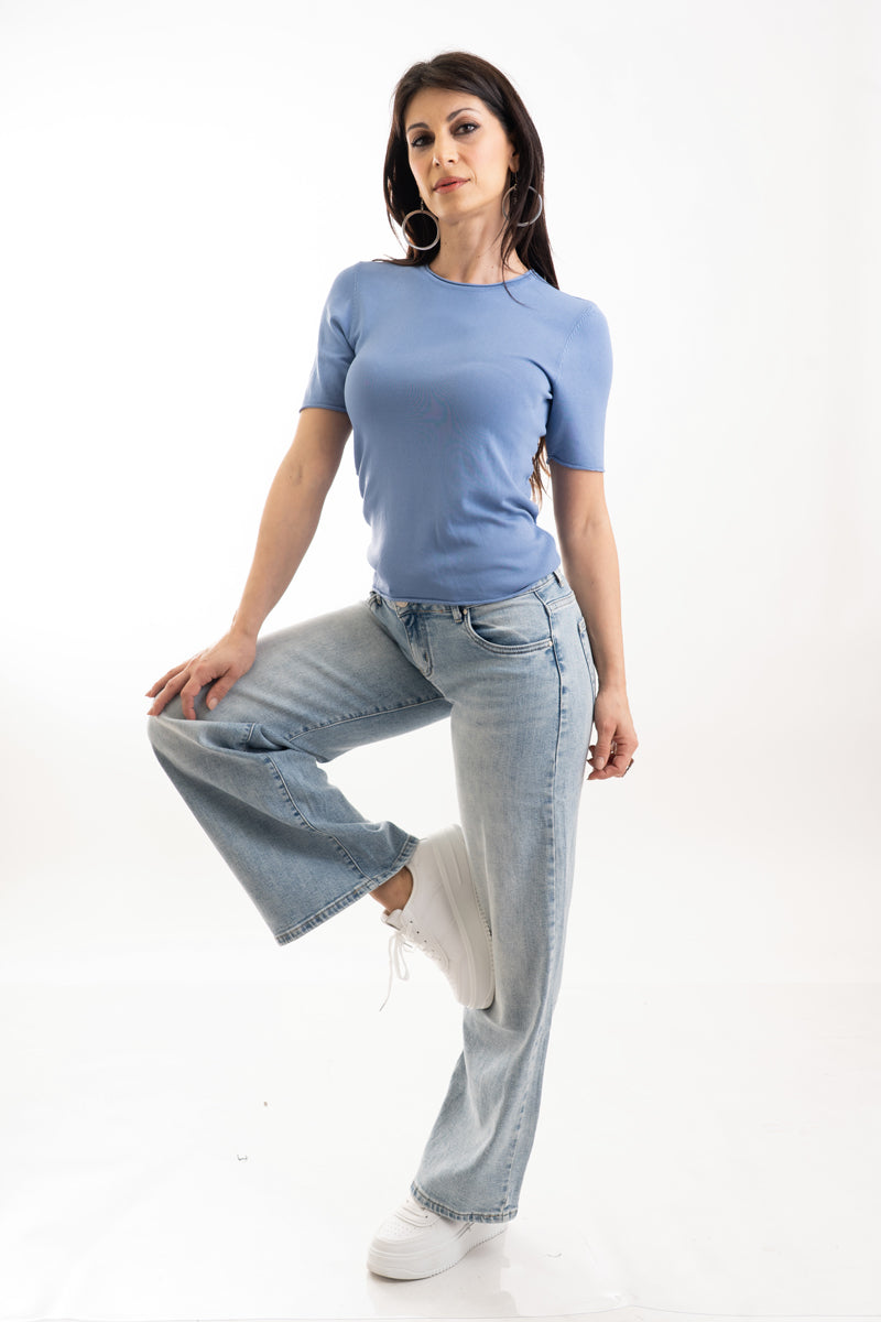 modella indossando Jeans wide leg a vita media in premium denim colore