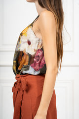 modella indossando Top Fantasia Monet in 100% Viscosa Made in Italy colore