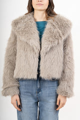 modella indossando Giacca in ecopelliccia morbida effetto volume colore Fango Unica