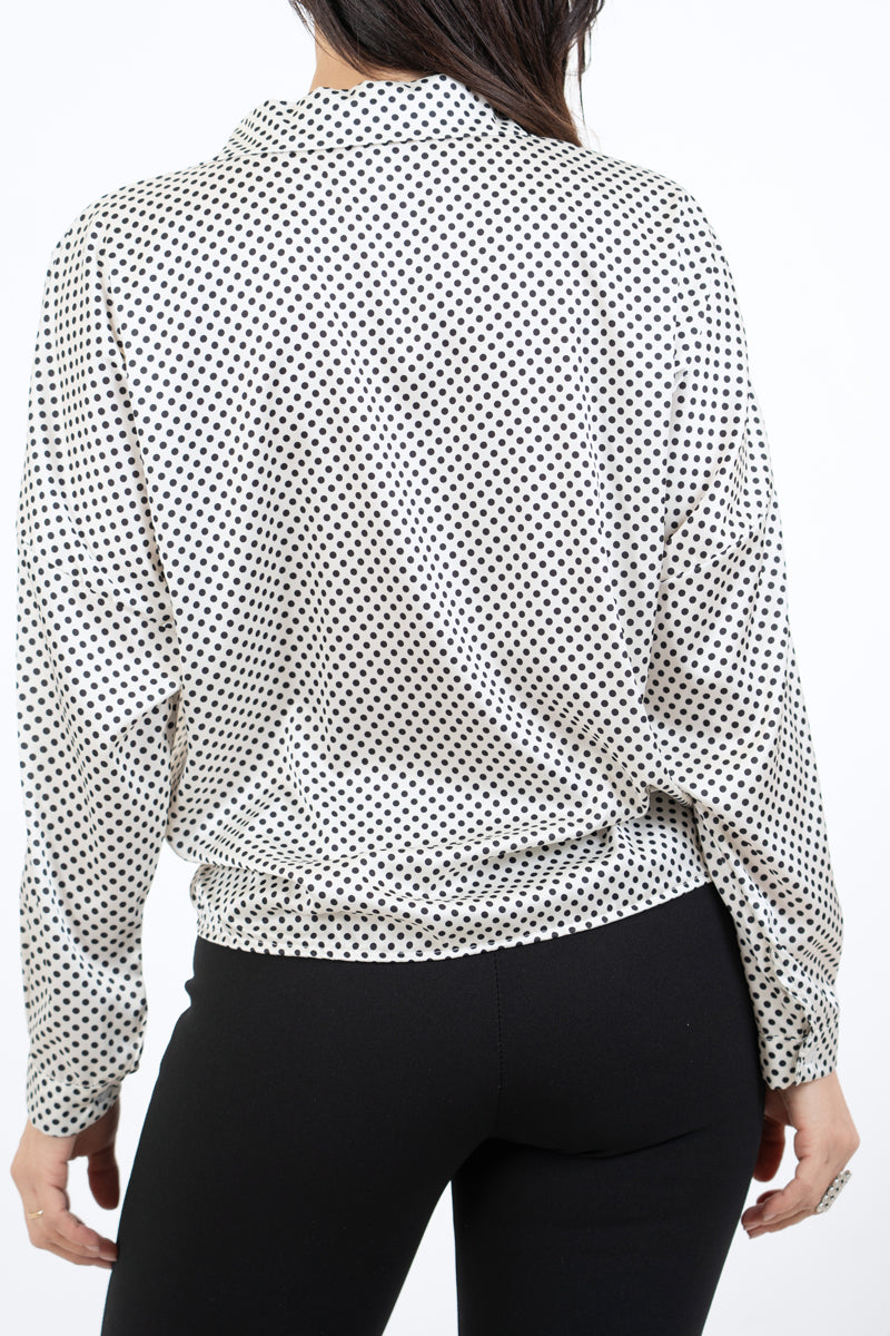 modella indossando Camicia in raso a pois con colletto classico e scollo a V colore