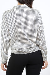 modella indossando Camicia in raso a pois con colletto classico e scollo a V colore