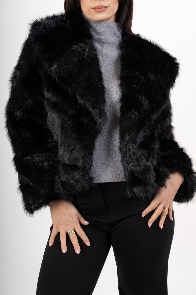 modella indossando Giacca in ecopelliccia morbida effetto volume colore Nero Unica