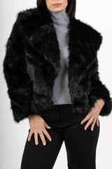 modella indossando Giacca in ecopelliccia morbida effetto volume colore Nero Unica