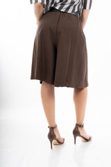 modella indossando Bermuda ampio con pinces in tela morbida elasticizzata e cintura colore