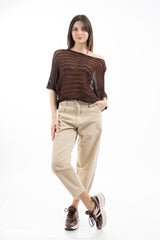 modella indossando Maglia traforata pipistrello a manica al gomito Made in Italy colore