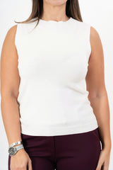 modella indossando Gilet smanicato in maglia viscosa con bordi a costina colore PANNA Unica