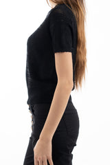 modella indossando Maglia traforata a cuori in filato leggero mezza manica colore