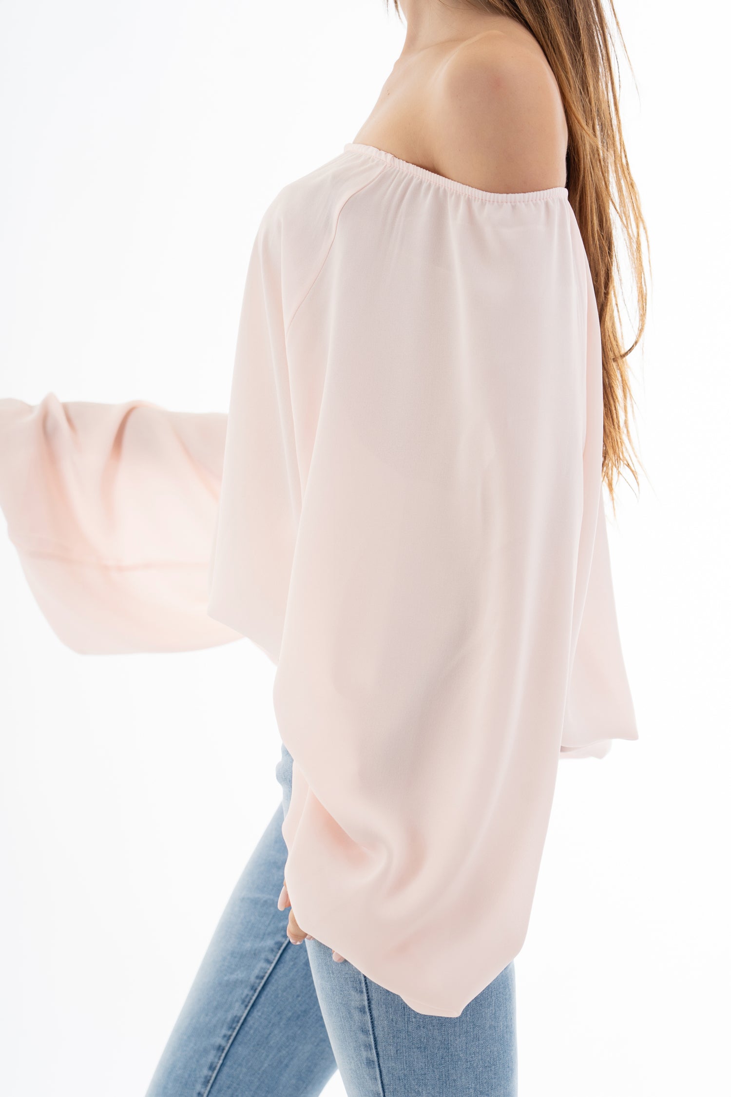 modella indossando Blusa in georgette velata con scollo elasticizzato e manica ampia sblusata colore Rosa Unica