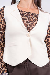 modella indossando Gilet Solenne in maglia con collo blazer colore