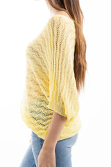 modella indossando Maglia traforata pipistrello a manica al gomito Made in Italy colore