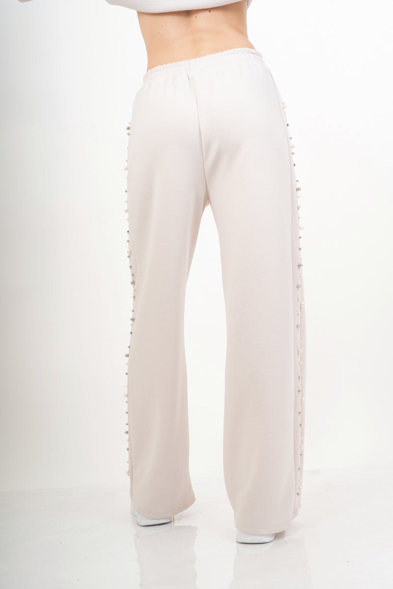 modella indossando Completo tuta con applicazioni gioiello e pantalone palazzo colore