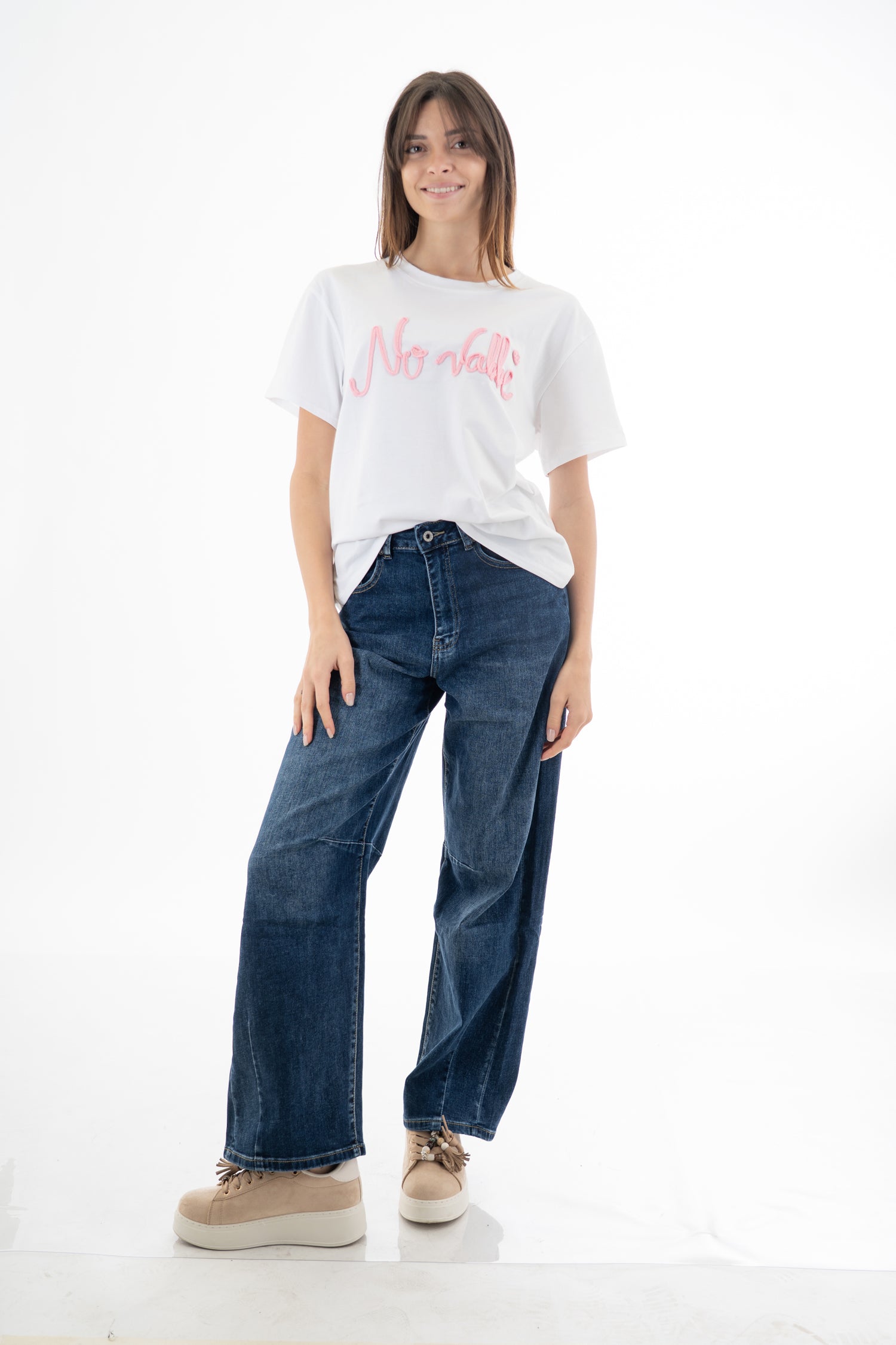 modella indossando T-shirt in cotone elasticizzato con scritta No Vabbè applicata in rilievo colore