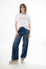 modella indossando T-shirt in cotone elasticizzato con scritta No Vabbè applicata in rilievo colore