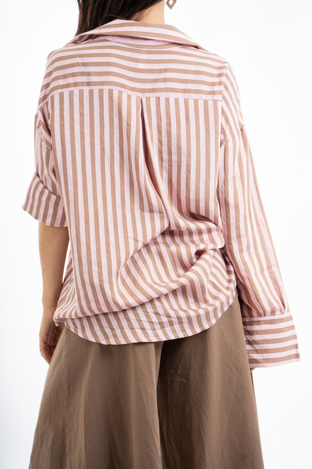 modella indossando Camicia lunga a righe in viscosa con lavorazione jacquard colore