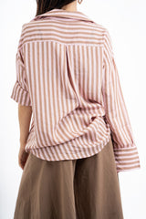 modella indossando Camicia lunga a righe in viscosa con lavorazione jacquard colore