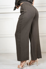 modella indossando Pantalone dritto in lino e viscosa coordinato colore
