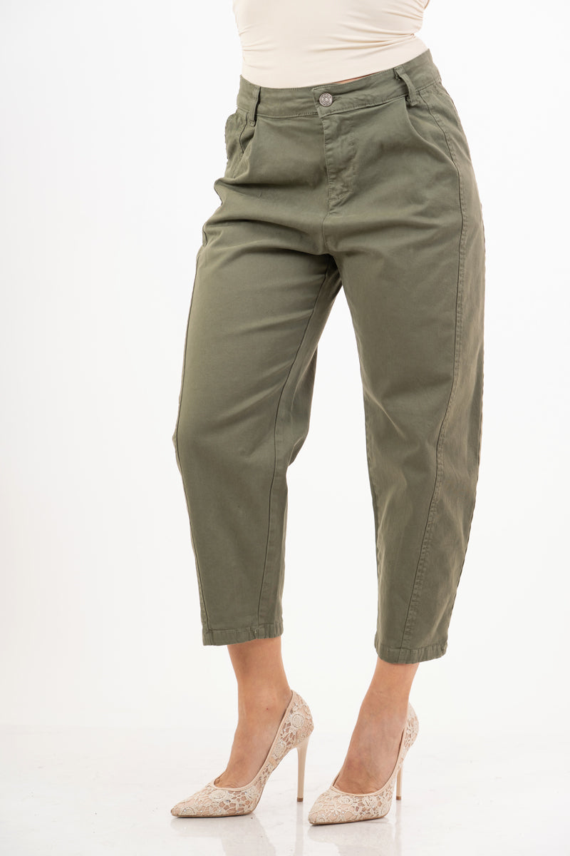modella indossando Pantalone cropped in cotone verde militare Made in Italy colore Militare