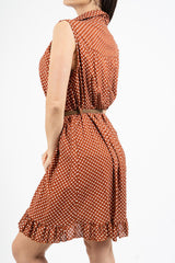 Abito midi smanicato in viscosa pois con collo camicia, balza e cintura.