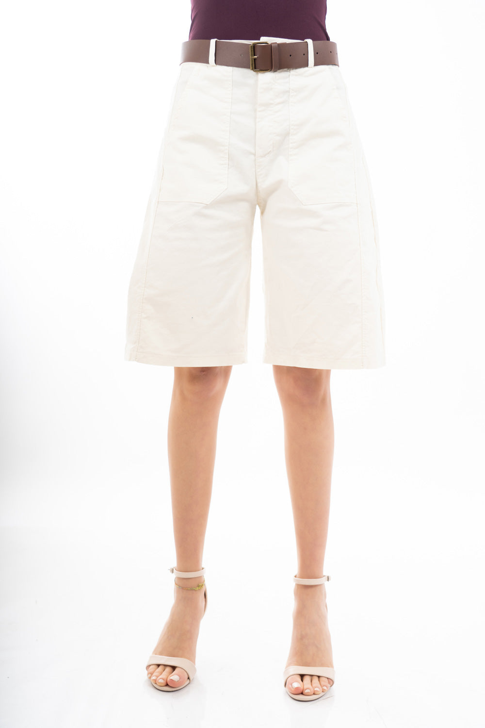 modella indossando Bermuda morbido con tasche applicate in cotone elasticizzato e cintura colore Beige