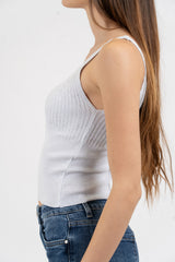 Top scollo V in maglia lurex a costine.