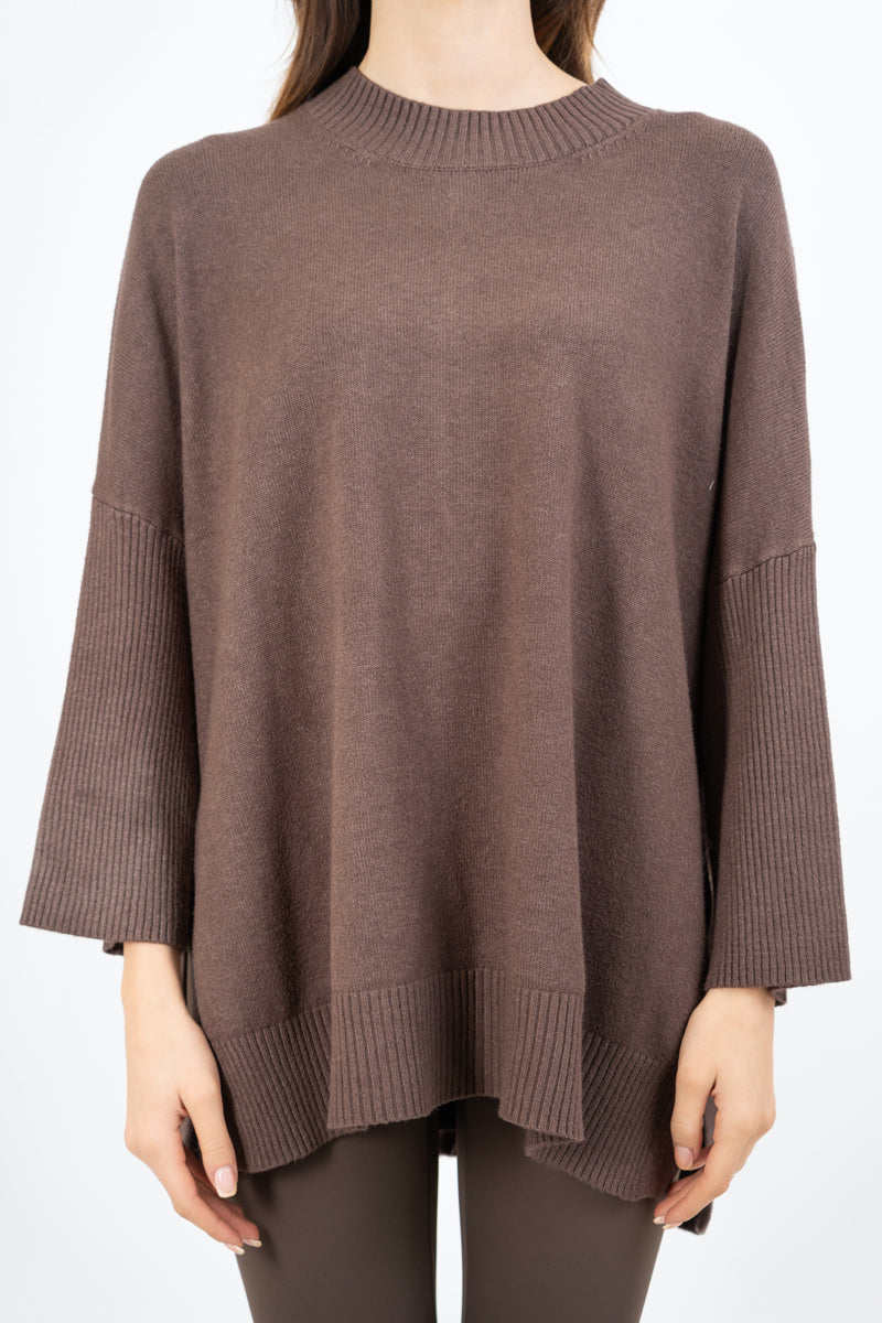 modella indossando Maglia lunga in misto viscosa con bottoni sul retro colore