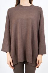 modella indossando Maglia lunga in misto viscosa con bottoni sul retro colore