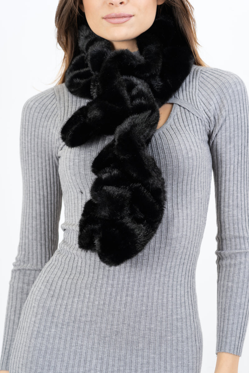 modella indossando Sciarpa in eco pelliccia drappeggiata con asola colore Nero Unica