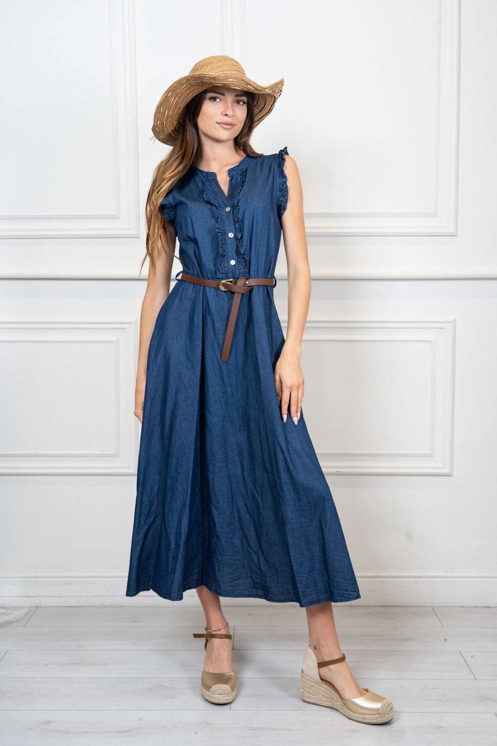 Abito lungo in chambray con rouche e cintura.
