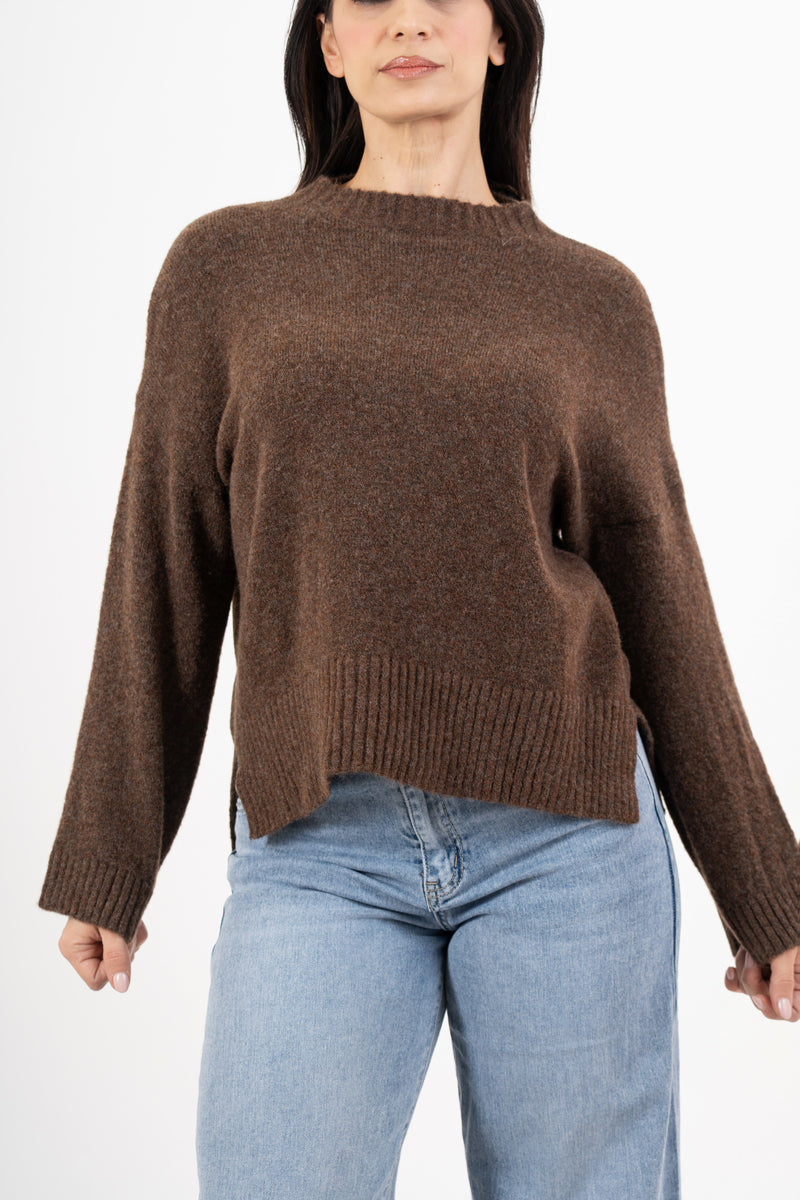 modella indossando Maglione over girocollo con fondo asimmetrico e spacchi laterali colore Marrone Unica