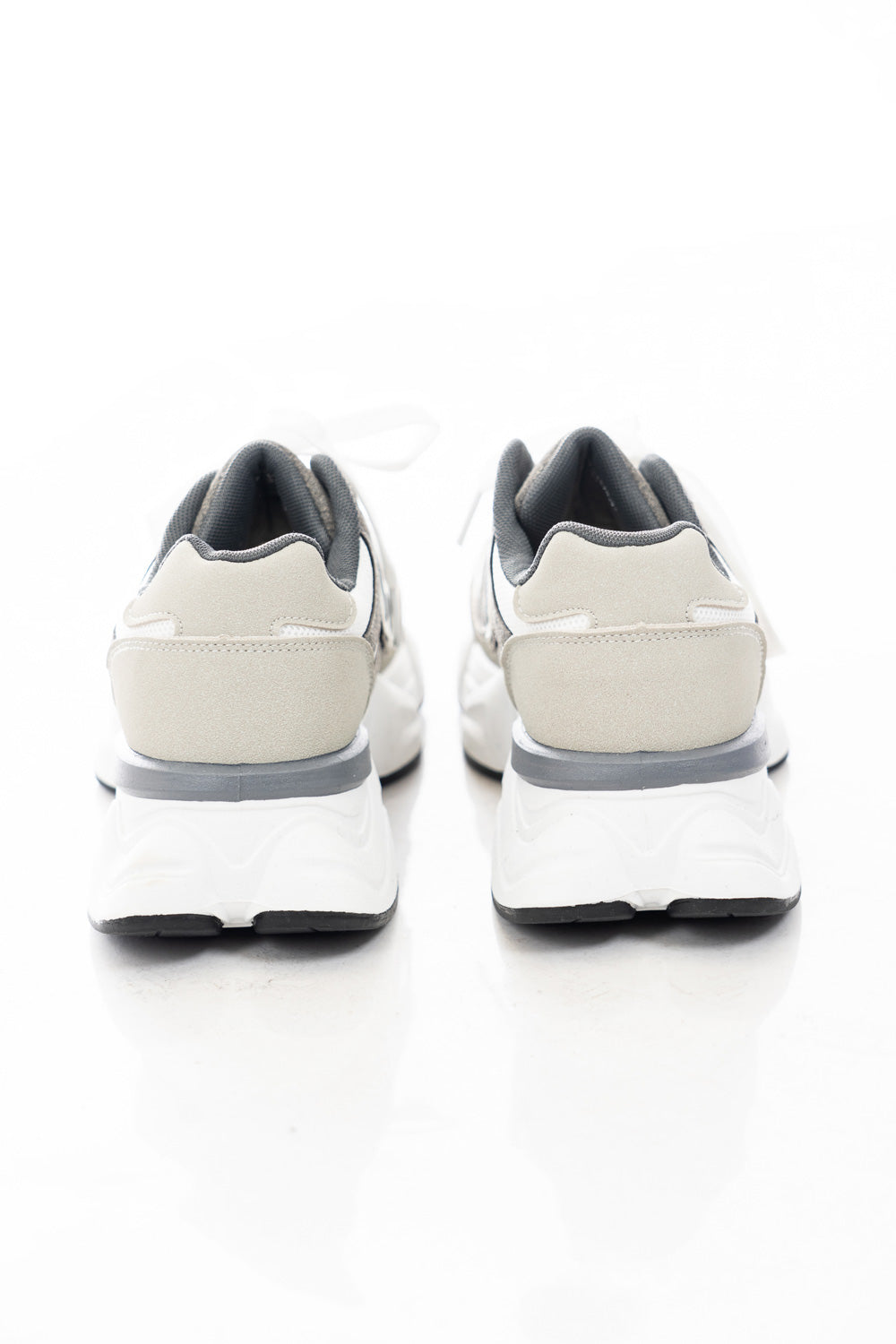 modella indossando Sneakers platform in mesh con inserti effetto suede e suola chunky colore
