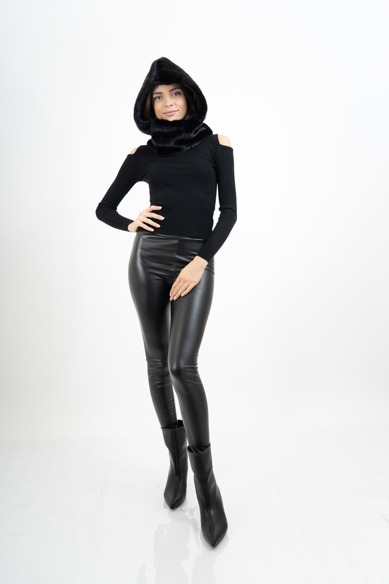 modella indossando Maglia collo vulcano con spalle scoperte in filato misto viscosa colore