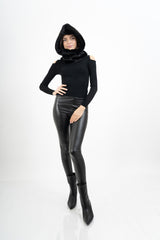 modella indossando Maglia collo vulcano con spalle scoperte in filato misto viscosa colore