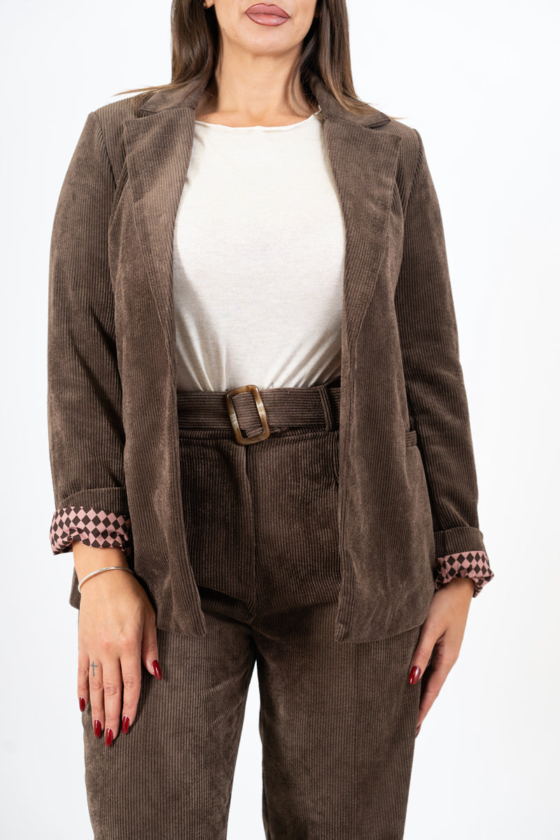 modella indossando Giacca Velvet Line effetto velluto a coste colore