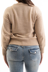 modella indossando Maglia over misto cotone con scritta ricamata “No Vabbé” colore