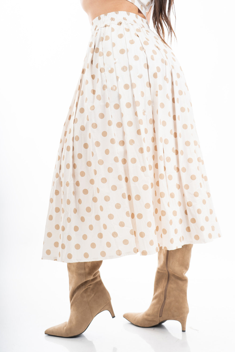 modella indossando Gonna midi a pois in cotone con baschina elastica e pieghe ampie colore Beige Chiaro Unica
