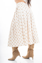 modella indossando Gonna midi a pois in cotone con baschina elastica e pieghe ampie colore Beige Chiaro Unica
