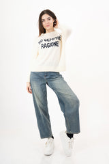 modella indossando Maglione girocollo con scritta “Ho sempre ragione” in misto lana Made in Italy colore