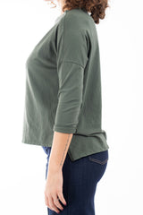 modella indossando Maglia over in cotone elasticizzato con scollo ampio e spacchi laterali colore