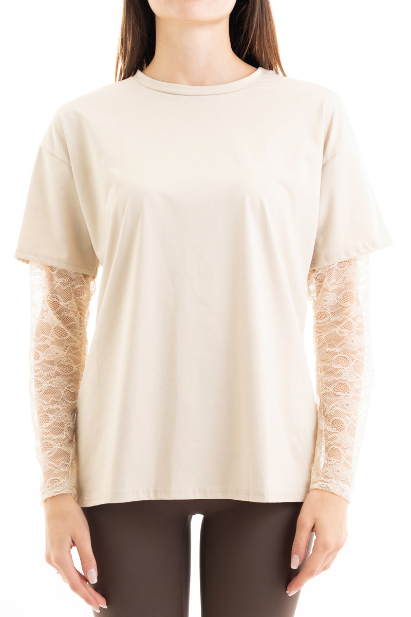 modella indossando Maglia over in cotone elasticizzato con manica lunga in pizzo colore